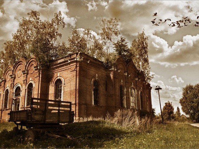 Церковь и аисты