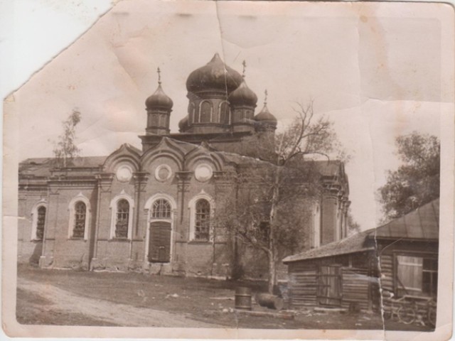 Старая церковь с куполами