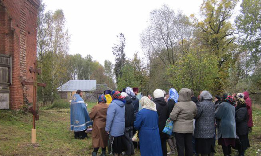 25 сентября 2013 г. Установка поклонного креста у храма Тихвинской иконы Божией Матери в селе Колычево